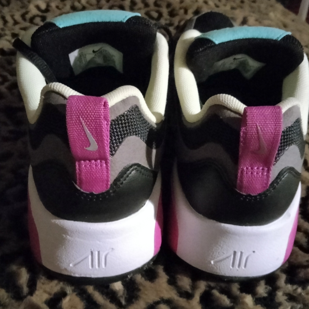 Nike Air Max Sneakers Womens Size 6.5 New Worn once excellent like new condition